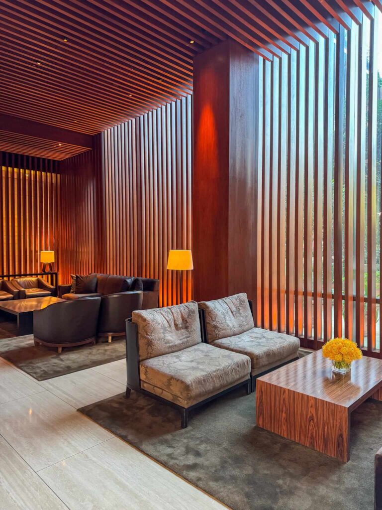 The West Hollywood EDITION 大廳休息室深色木質室內設計