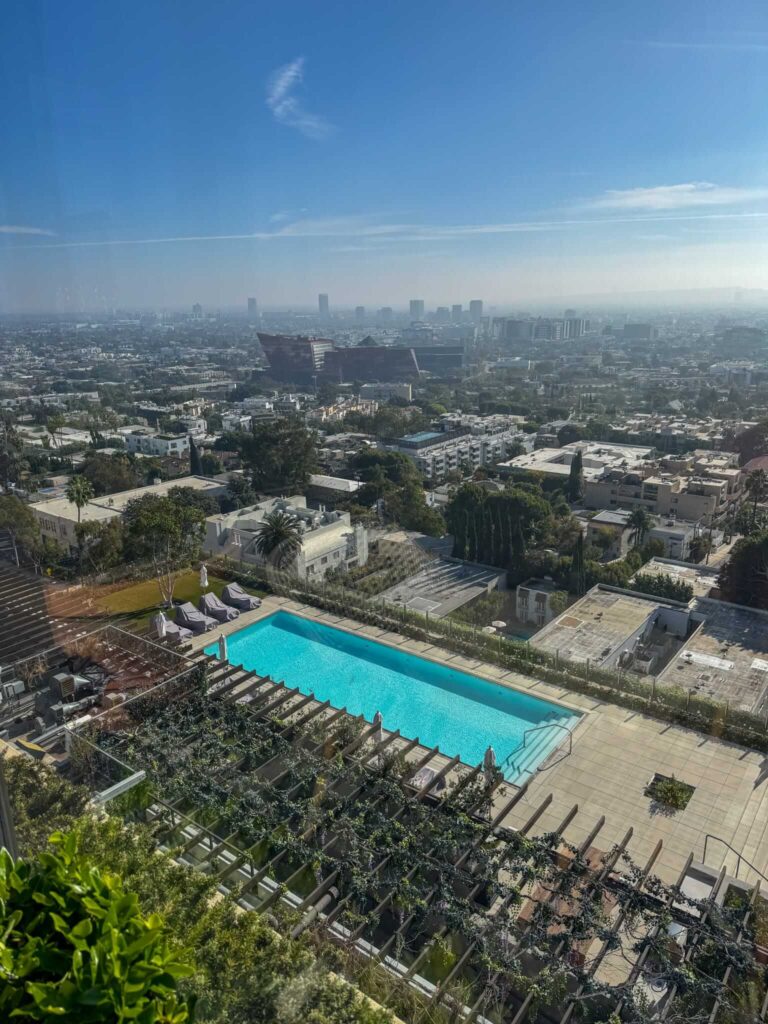 The West Hollywood EDITION 頂樓俯瞰洛杉磯城市天際線與屋頂泳池